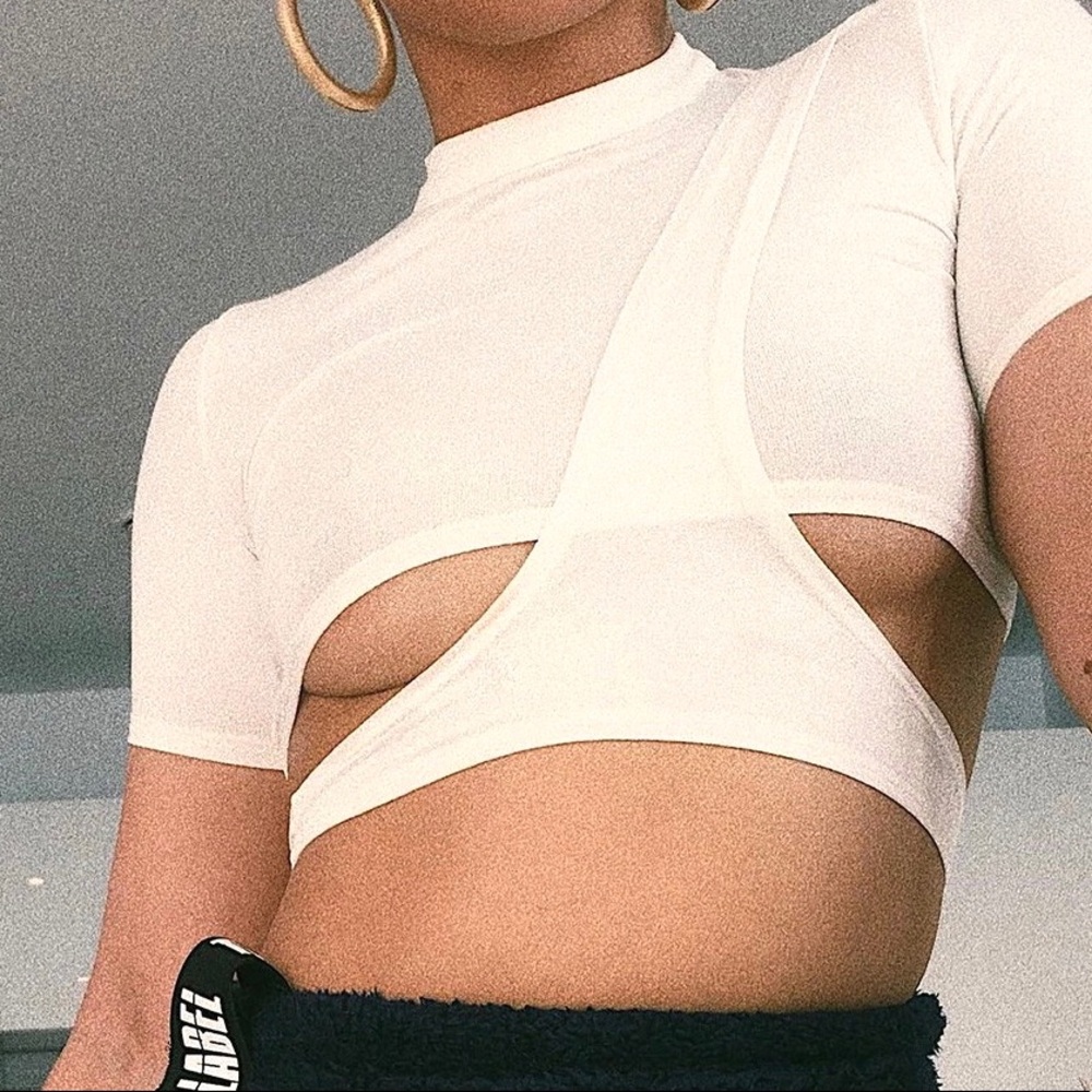 NWT Trendy White Crop Top with Cutout Detail - Picture 2 of 5